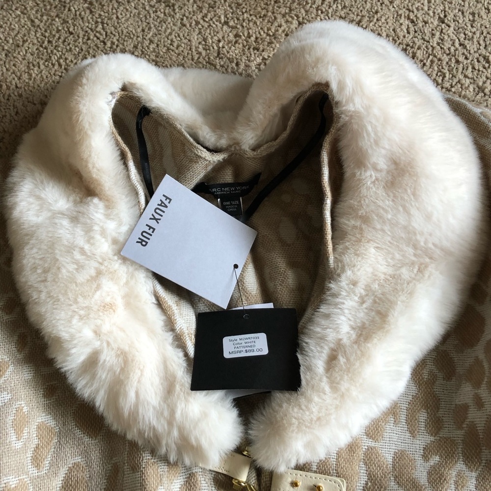 Poncho - Picture 6 of 8
